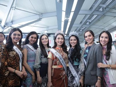 Foto: Cantiknya Puteri Indonesia 2019 Saat Dampingi Jokowi Naik MRT