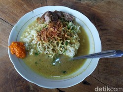 Sluurp! Gurihnya Soto Daging Legendaris yang Disajikan Dalam Piring