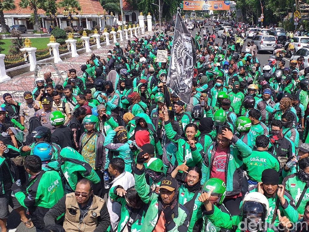 BNPB Akan Gandeng Ojek Online untuk Sebar Peringatan Dini Banjir BNPB Akan Gandeng Ojek Online untuk Sebar Peringatan Dini Banjir