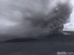 Dihujani Abu Vulkanik Bromo, Warga Sebut Itu Berkah