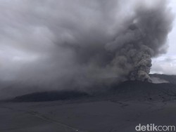 Dihujani Abu Vulkanik Bromo, Warga Sebut Itu Berkah