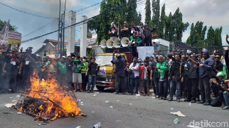Marah Tak Ditemui Perwakilan Gojek, Massa Ojek Online Bakar Keranda