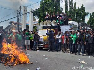 Marah Tak Ditemui Perwakilan Gojek, Massa Ojek Online Bakar Keranda Marah Tak Ditemui Perwakilan Gojek, Massa Ojek Online Bakar Keranda