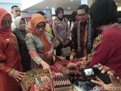 Belanja Kain Tradisional Sulbar, Mufidah Beli Kain untuk Jusuf Kalla