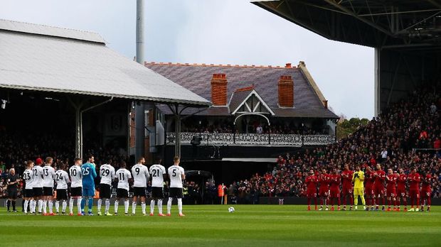 Aksi hening sesat jelang laga Fulham vs Liverpool untuk hormati sosok yang berjasa terhadap tim tuan rumah, Zara Harriso, yang meninggal pada Februari. (