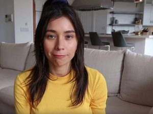 Ketahuan Makan Ikan di Restoran, YouTuber Vegan Ini Minta Maaf