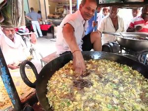 Waduh! Pria Ini Goreng Camilan India Pakai Tangan Kosong Waduh! Pria Ini Goreng Camilan India Pakai Tangan Kosong