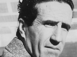 Helenio Herrera punya empat gelar LaLiga saat menangani Atletico Madrid dan Barcelona. Ia juga mengantar Inter Milan meraih tiga scudetto dan dua gelar European Cup secara beruntun (1963/64, 1964/65). Foto: Keystone/Getty Images
