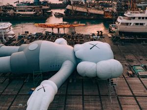 Patung Raksasa Kaws Kini Rebahan di Jepang Patung Raksasa Kaws Kini Rebahan di Jepang