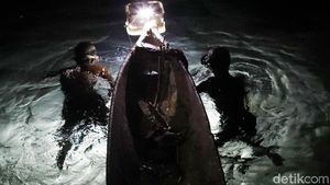 Tombak Jadi Andalan Warga Mencari Ikan di Malam Hari