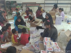 Curhat Pelipat Surat Suara di Karawang: Honornya Makin Kecil