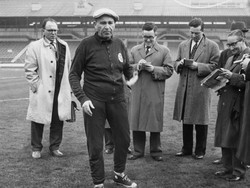Posisi ke-20 ditempati Bela Guttmann. Manajer kelahiran Budapest, Hongaria, itu mengangar Benfica menjuarai European Cup (1960-61, 1961-62) dan Liga Portugal (1959-60, 1960-61). Foto: Keystone/Hulton Archive/Getty Images
