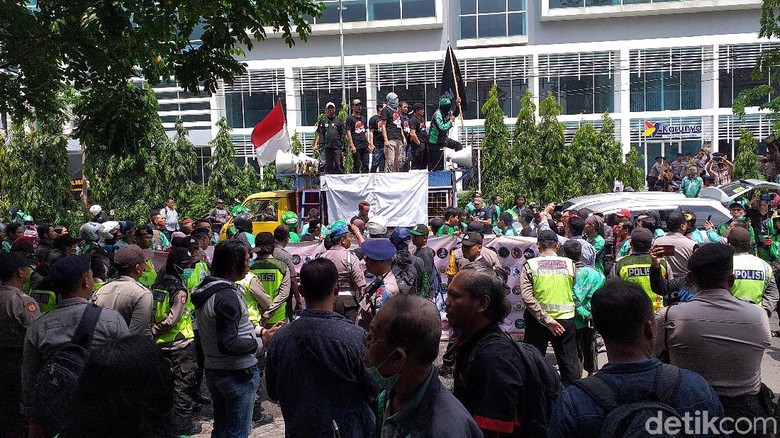 Ojek Online di Surabaya Geruduk Kantor Aplikator, Tuntut Apa?