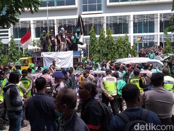 Ojek Online di Surabaya Geruduk Kantor Aplikator, Tuntut Apa?