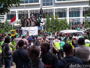 Ojek Online di Surabaya Geruduk Kantor Aplikator, Tuntut Apa? Ojek Online di Surabaya Geruduk Kantor Aplikator, Tuntut Apa?