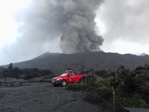 Meski Erupsi, Gunung Bromo Tetap Aman Dikunjungi