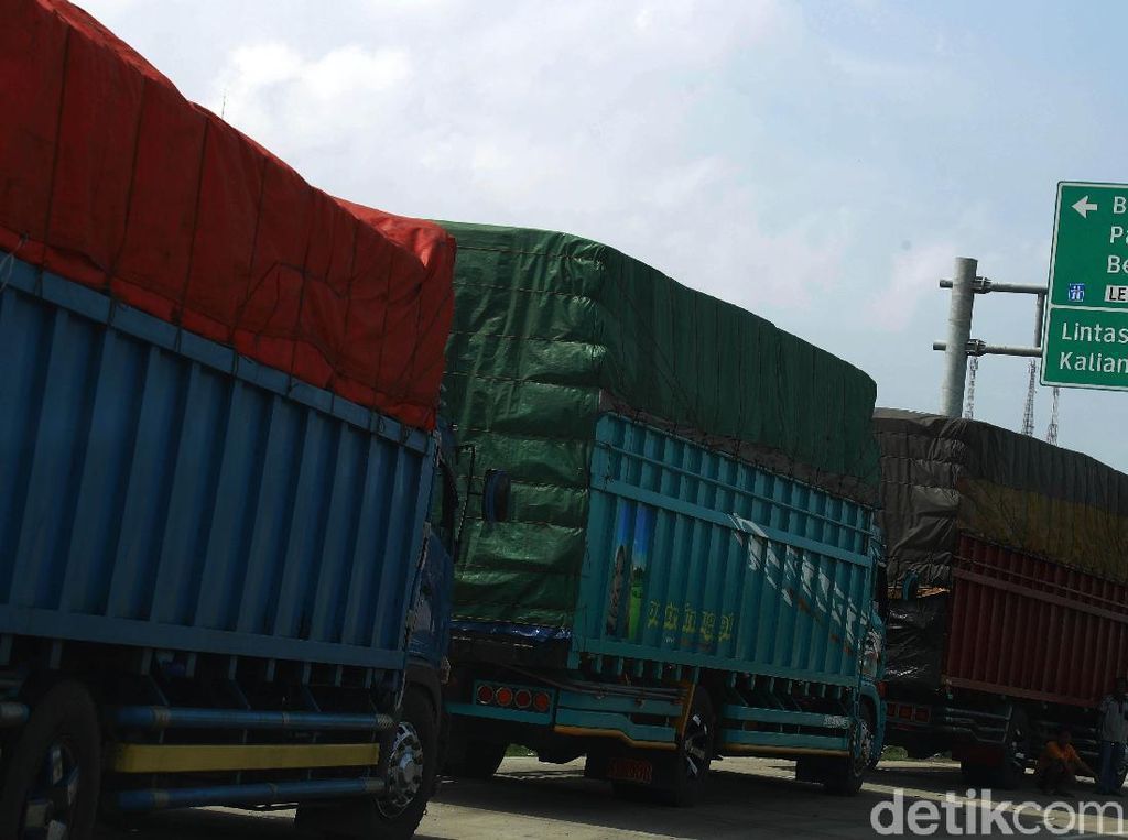 Gratis, Truk Urus Stiker untuk Masuk Tol saat Mudik Gratis, Truk Urus Stiker untuk Masuk Tol saat Mudik