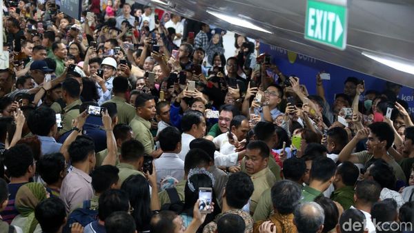 Momen Jokowi Diserbu Warga saat Jajal MRT