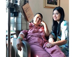 Annisa Pohan Dampingi Ibu Ani Dirawat di Singapura