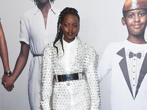 Gaya Chic Lupita Nyongo  dengan Dress Transparan Gaya Chic Lupita Nyongo  dengan Dress Transparan