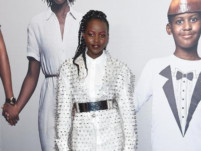 Gaya Chic Lupita Nyongo  dengan Dress Transparan