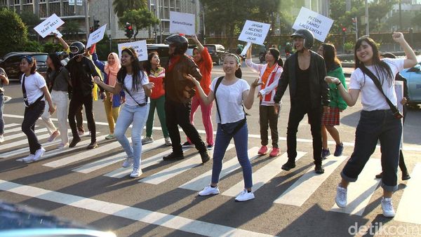Atraksi Srikandi Unyu Ajak Tertib Berlalu Lintas