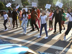Atraksi Srikandi Unyu Ajak Tertib Berlalu Lintas