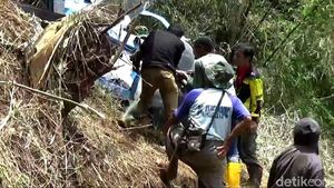 Warga Bantu Evakuasi Bangkai Heli yang Jatuh di Tasik