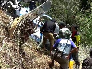 Warga Bantu Evakuasi Bangkai Heli yang Jatuh di Tasik