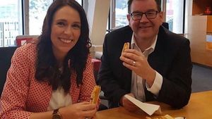 Mendapat Kue, Ini Manisnya Senyum PM Selandia Baru Jacinda Ardern