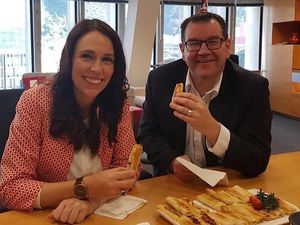 Mendapat Kue, Ini Manisnya Senyum PM Selandia Baru Jacinda Ardern