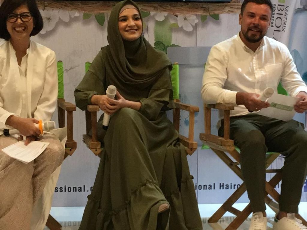 Survei: Wanita Berhijab Lebih Rajin Perawatan Rambut ke Salon Demi Suami Survei: Wanita Berhijab Lebih Rajin Perawatan Rambut ke Salon Demi Suami