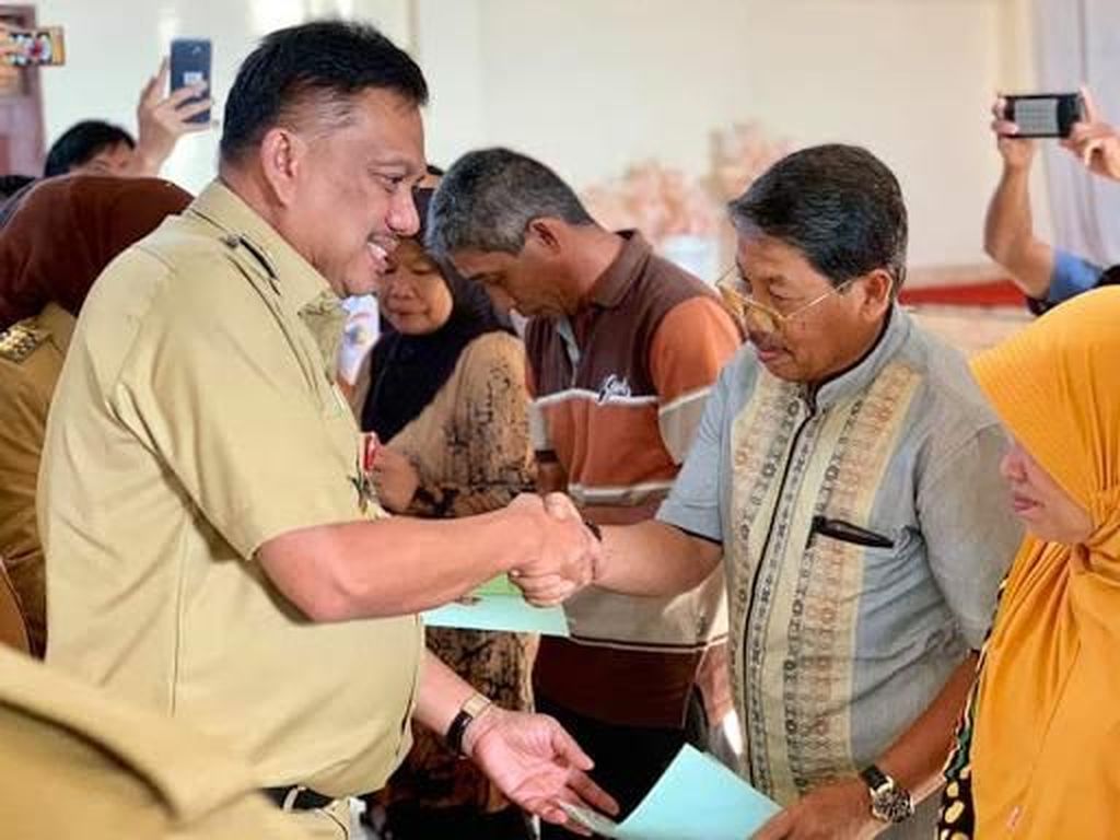 Pemprov Sulut Serahkan 1.243 Sertifikat Tanah Program PTSL Pemprov Sulut Serahkan 1.243 Sertifikat Tanah Program PTSL