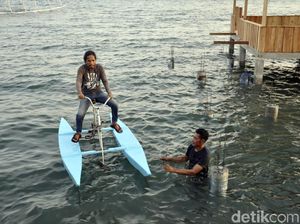 Foto: Ide Liburan Akhir Pekan, Main Sepeda Air di Polewali Mandar