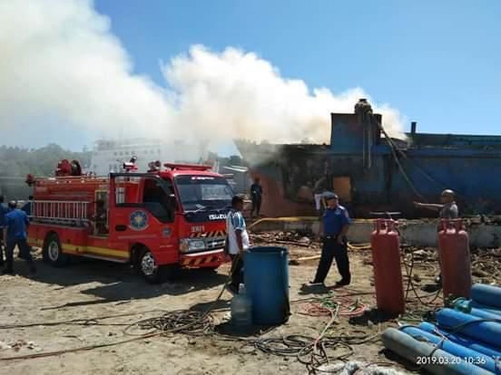 2 Kapal di Teluk Ambon Terbakar 2 Kapal di Teluk Ambon Terbakar