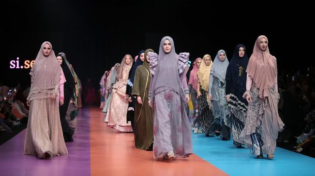 Peragaan busana koleksi