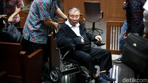Berkursi Roda, Dirut PT WKE Jalani Sidang Perdana Kasus Suap