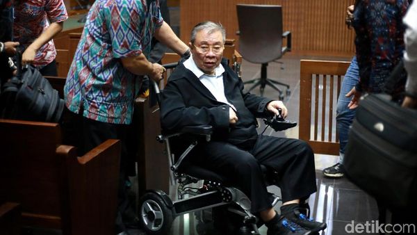 Berkursi Roda, Dirut PT WKE Jalani Sidang Perdana Kasus Suap