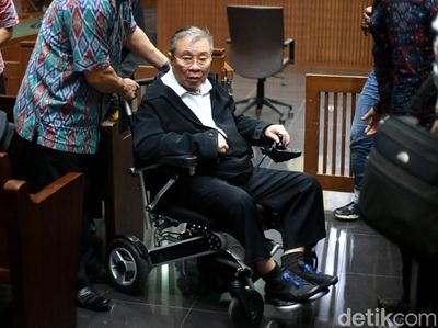 Berkursi Roda, Dirut PT WKE Jalani Sidang Perdana Kasus Suap