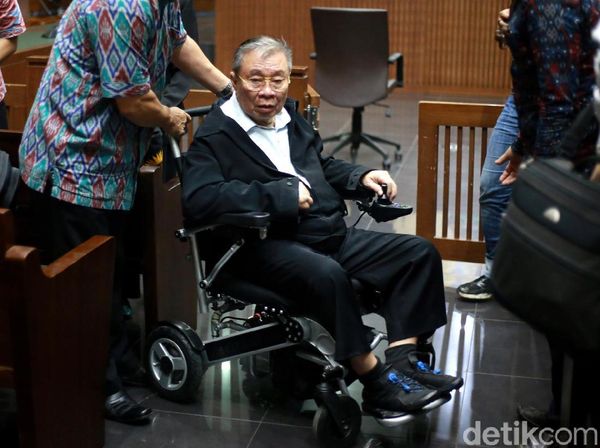 Berkursi Roda, Dirut PT WKE Jalani Sidang Perdana Kasus Suap