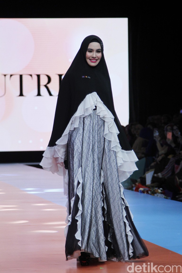 Foto Kartika Putri Hingga Zeezee Shahab Jadi Model Catwalk Baju Syari