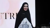 Foto: Kartika Putri hingga Zeezee Shahab Jadi Model Catwalk Baju Syari