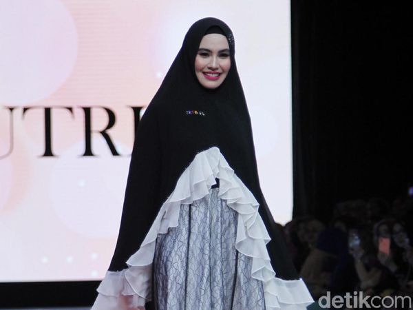 Foto: Kartika Putri hingga Zeezee Shahab Jadi Model Catwalk Baju Syari