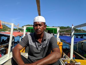 Demi Gelar Sarjana Anak, Nelayan Cumi Labuhkan Asa di Laut Flores Demi Gelar Sarjana Anak, Nelayan Cumi Labuhkan Asa di Laut Flores