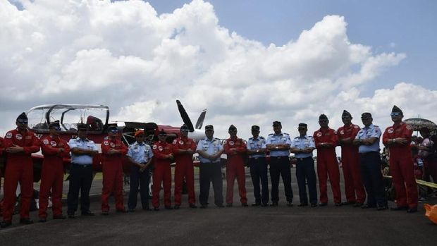 Anggota Jupiter Aerobatic Team (JAT) Tentara Nasional Indonesia AU.