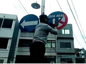 Dishub Jakbar Copot Rambu Lalu Lintas Palsu