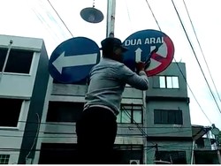 Dishub Jakbar Copot Rambu Lalu Lintas Palsu