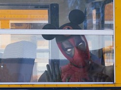 Sambut Merger Disney-Fox, Deadpool Tampil Bertopi Mickey Mouse