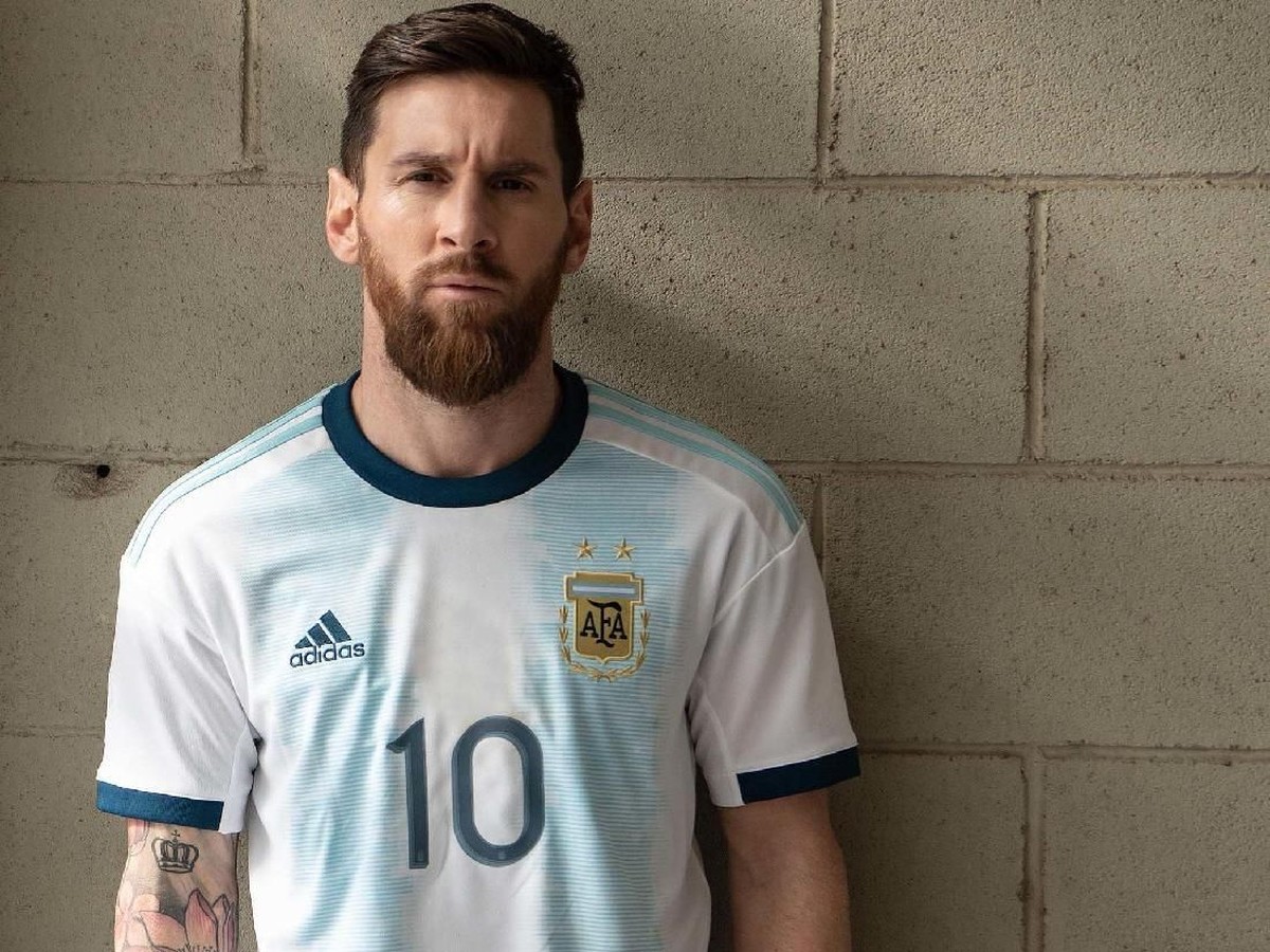 Lionel Messi dan Jersey baru Timnas Argentina (Twitter @Adidas)