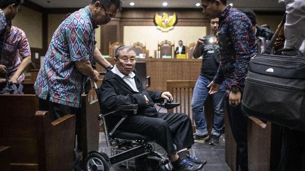 Direktur Utama PT Wijaya Kusuma Emindo (WKE) Budi Suharto (tengah)